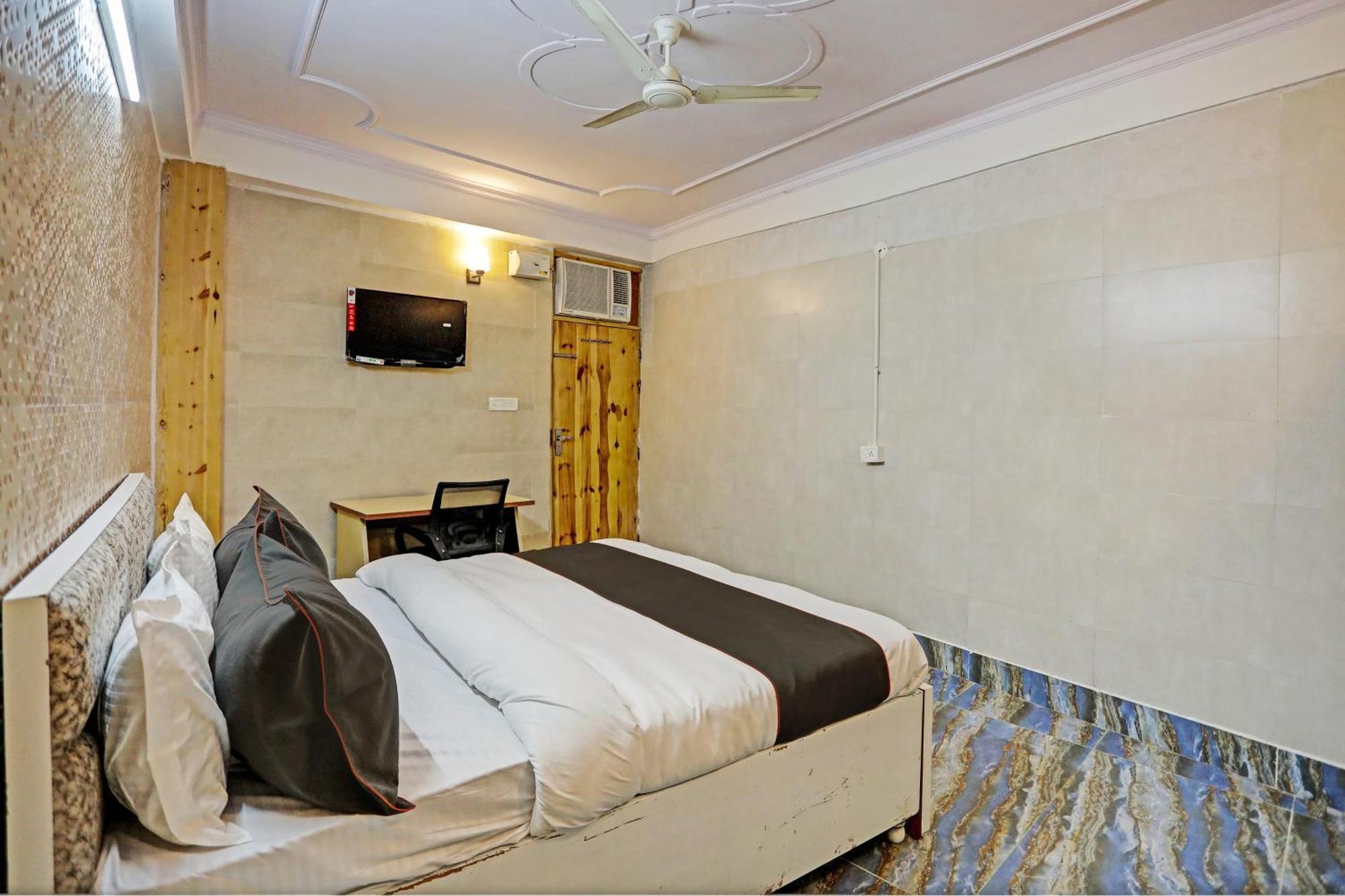 Umen Hotel Nearest Sector 66 Noida Eksteriør bilde
